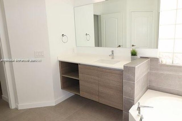 10889 NW 58th Ter, Doral, FL 33178