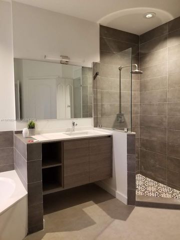 10889 NW 58th Ter, Doral, FL 33178