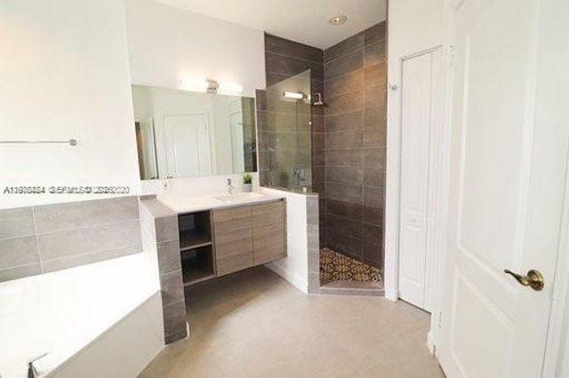 10889 NW 58th Ter, Doral, FL 33178