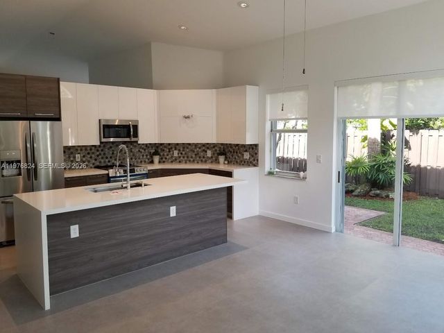 10889 NW 58th Ter, Doral, FL 33178