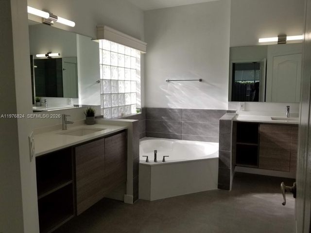 10889 NW 58th Ter, Doral, FL 33178