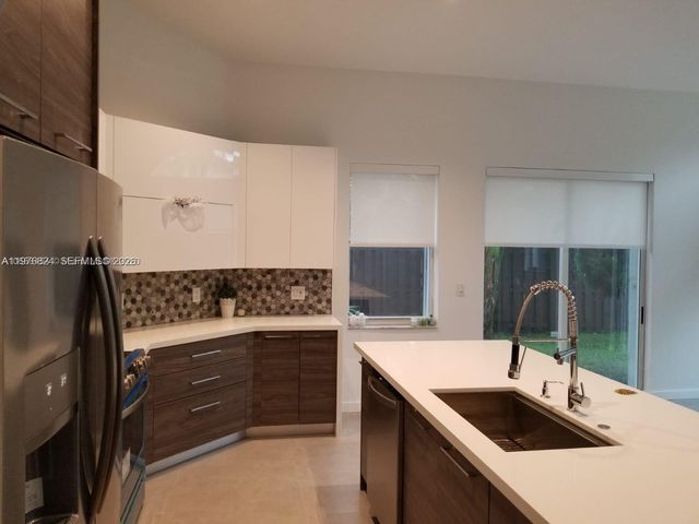 10889 NW 58th Ter, Doral, FL 33178