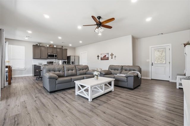 221 Merry Circle Dr, Medicine Park, OK 73557