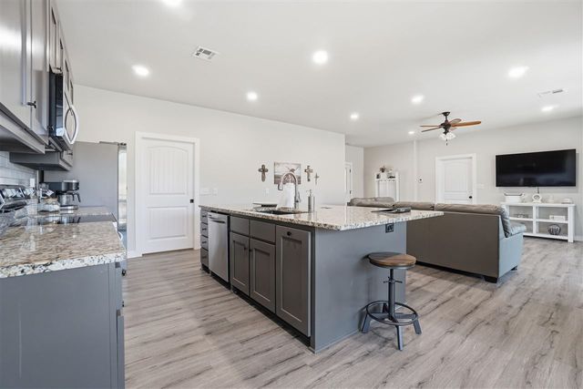 221 Merry Circle Dr, Medicine Park, OK 73557