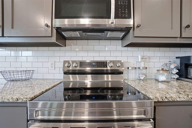 221 Merry Circle Dr, Medicine Park, OK 73557