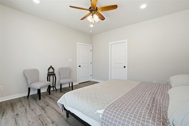 221 Merry Circle Dr, Medicine Park, OK 73557