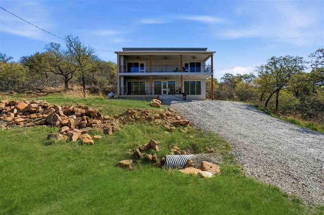 221 Merry Circle Dr, Medicine Park, OK 73557