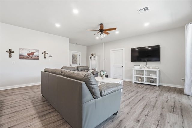 221 Merry Circle Dr, Medicine Park, OK 73557