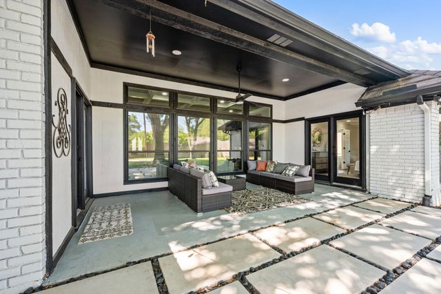 621 Evergreen Drive, Hurst, TX 76054