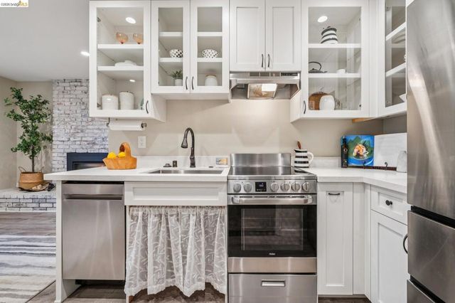 7900 Hansom Dr, Oakland, CA 94605