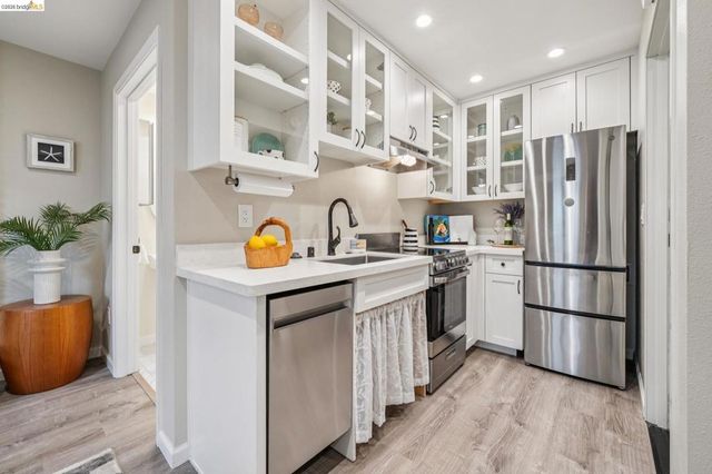 7900 Hansom Dr, Oakland, CA 94605