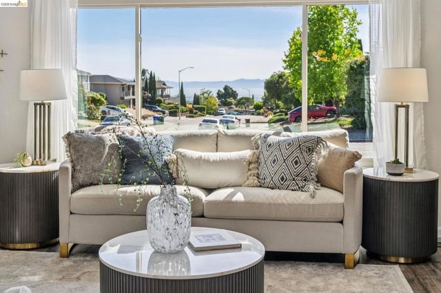 7900 Hansom Dr, Oakland, CA 94605