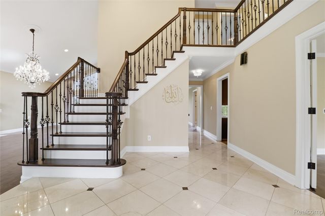 2084 Wabeek Hill Court, West Bloomfield Charter Township, MI 48302