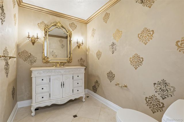 2084 Wabeek Hill Court, West Bloomfield Charter Township, MI 48302