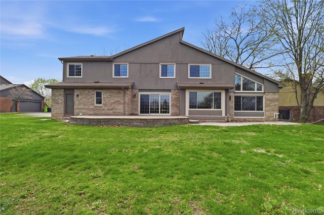 2084 Wabeek Hill Court, West Bloomfield Charter Township, MI 48302