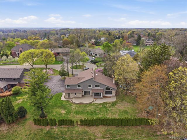 2084 Wabeek Hill Court, West Bloomfield Charter Township, MI 48302