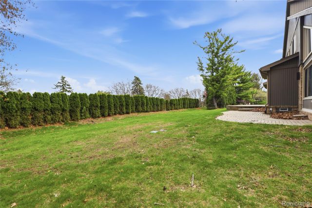 2084 Wabeek Hill Court, West Bloomfield Charter Township, MI 48302