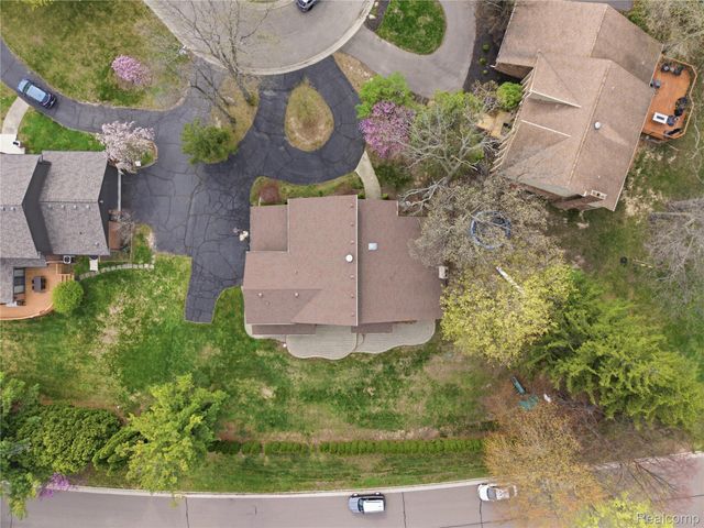 2084 Wabeek Hill Court, West Bloomfield Charter Township, MI 48302