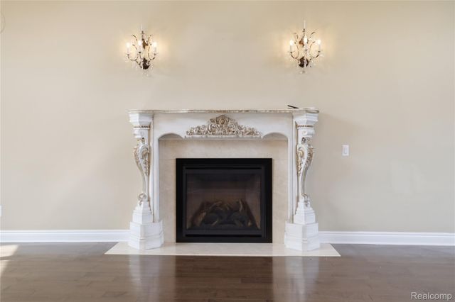 2084 Wabeek Hill Court, West Bloomfield Charter Township, MI 48302