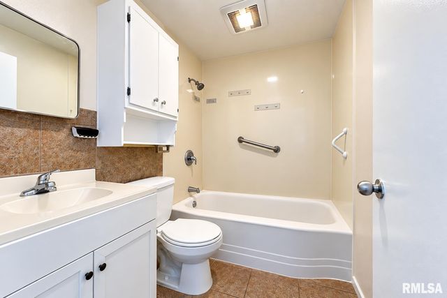 2904 N GOLF Drive, Peoria, IL 61604