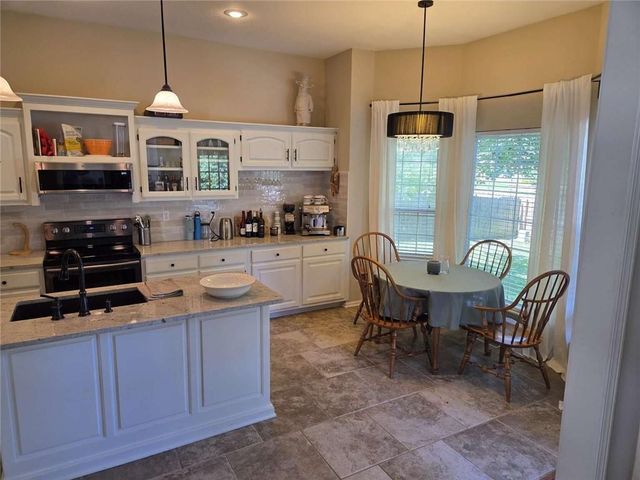 5130 SW Royal Tern Point, Lee's Summit, MO 64082