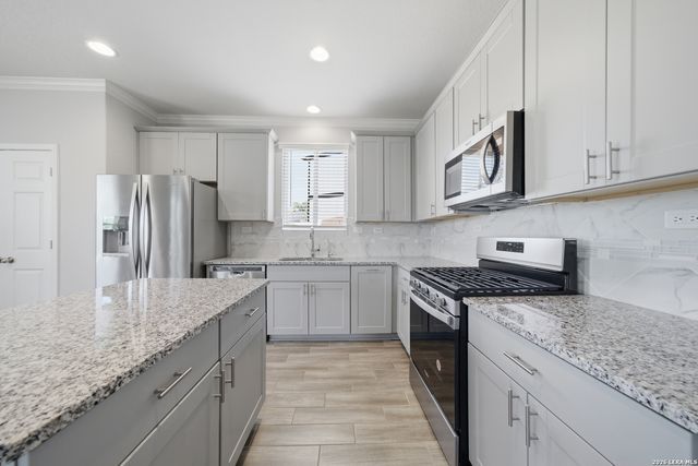 11131 HILLTOP BARN, San Antonio, TX 78254