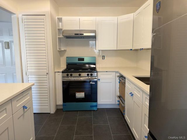 338 Lakeland Avenue 6 E, Sayville, NY 11782