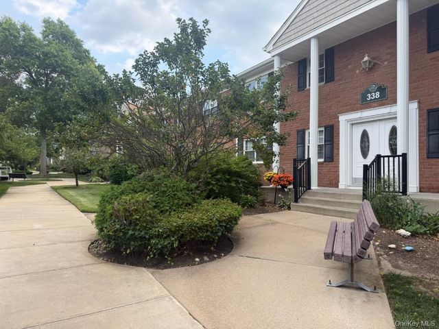338 Lakeland Avenue 6 E, Sayville, NY 11782