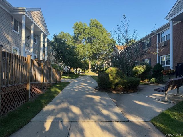 338 Lakeland Avenue 6 E, Sayville, NY 11782