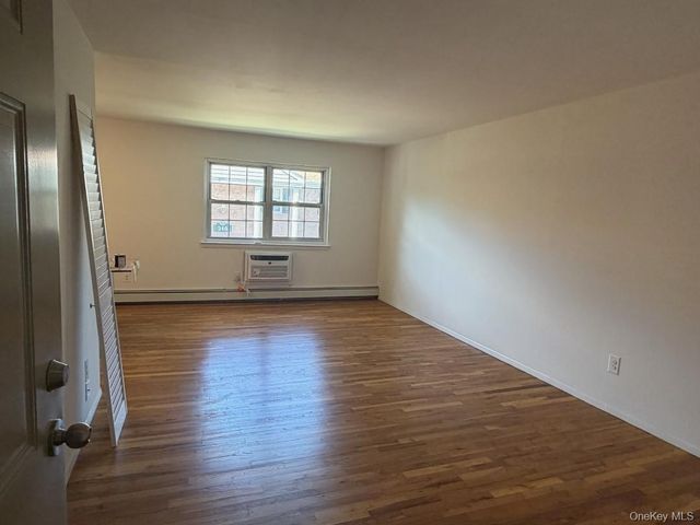 338 Lakeland Avenue 6 E, Sayville, NY 11782