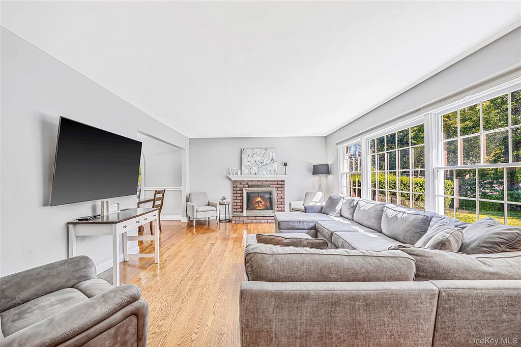 16 Dogwood Drive, Smithtown, NY 11787 — photo 2
