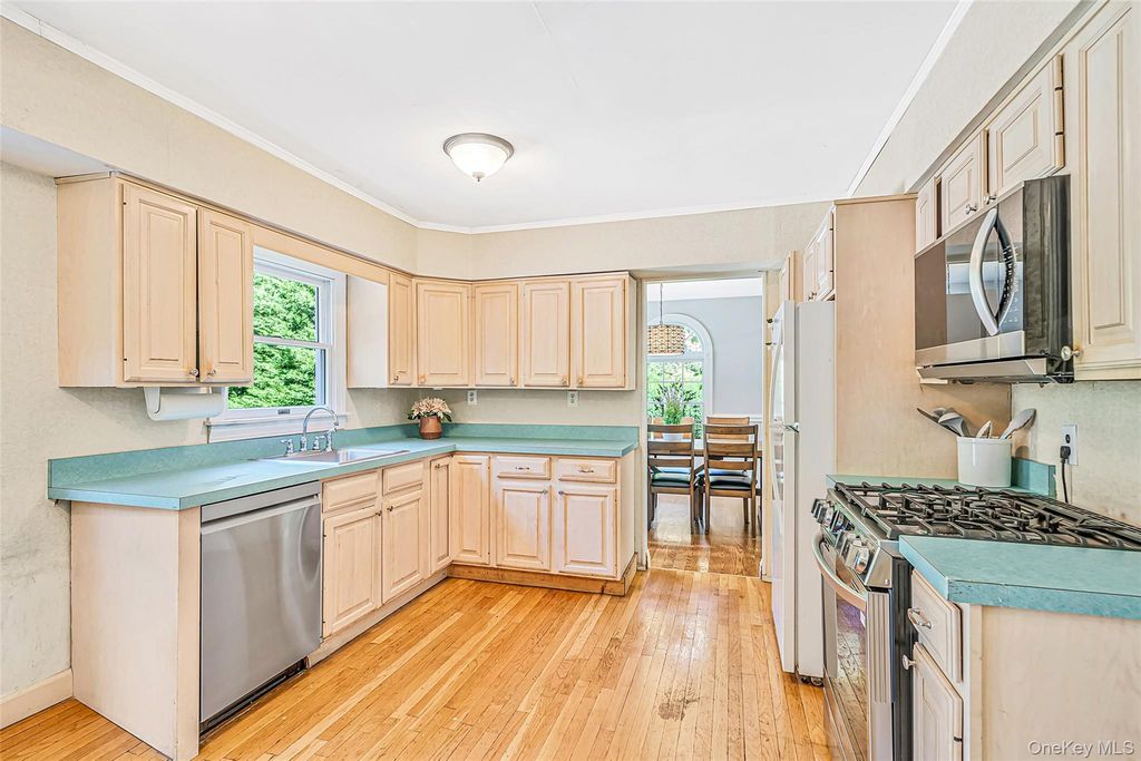 16 Dogwood Drive, Smithtown, NY 11787 — photo 3
