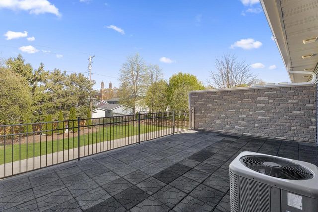 228 S JACKSON STREET, Green Bay, WI 54301