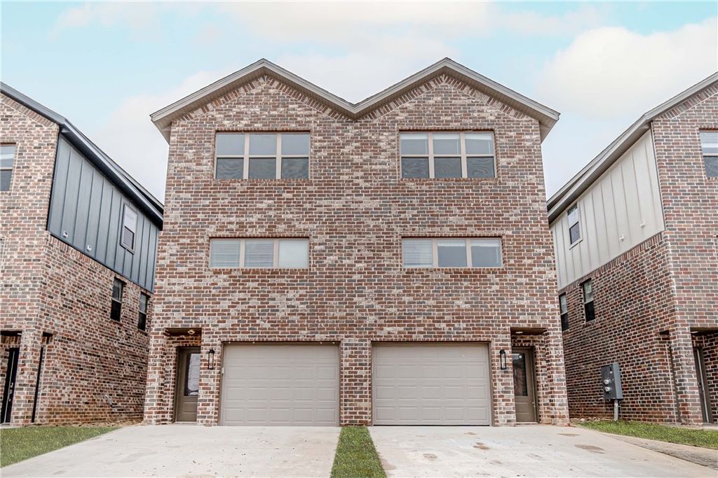 2661 SW Livingston Square 2, Bentonville, AR 72713