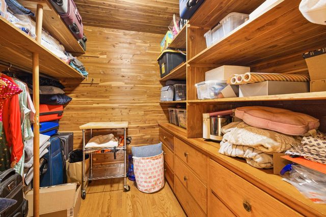 221 Clovernook LANE, Fox Point, WI 53217