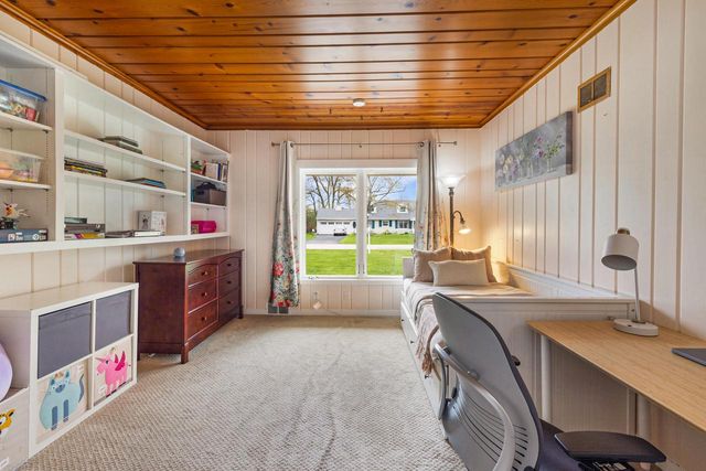 221 Clovernook LANE, Fox Point, WI 53217