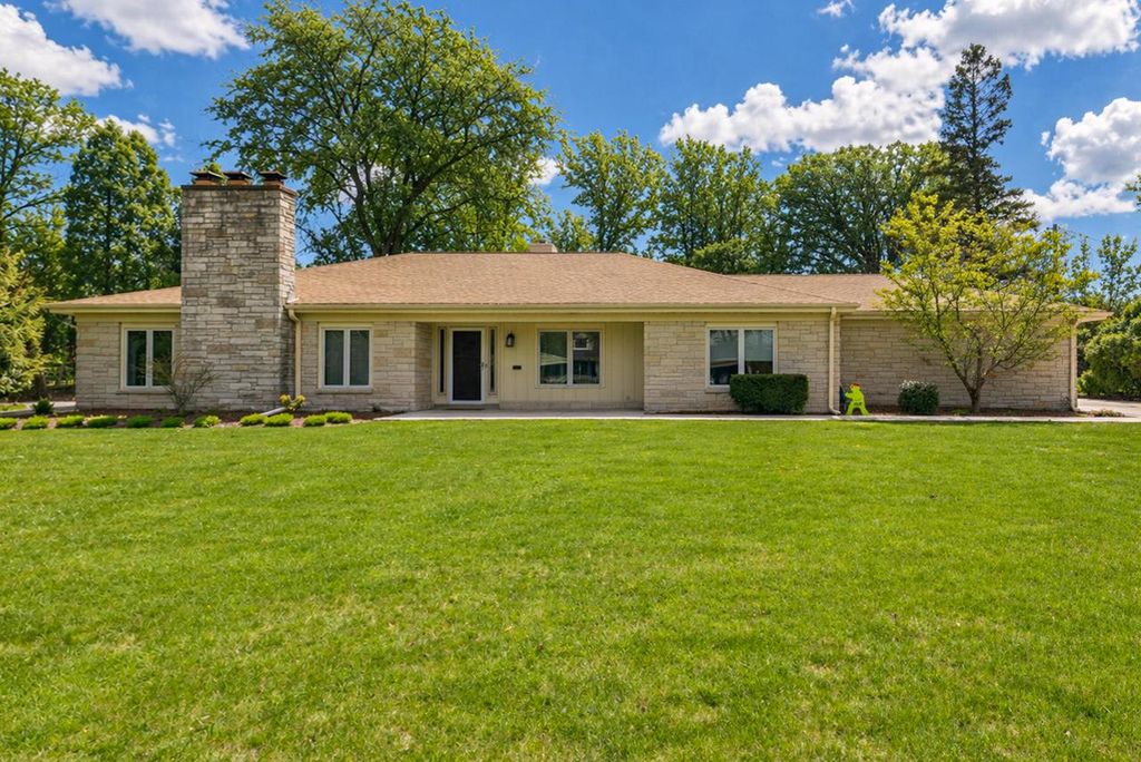 221 Clovernook LANE, Fox Point, WI 53217
