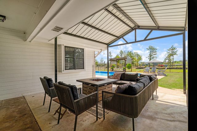 32 County Road 35940, Powderly, TX 75473