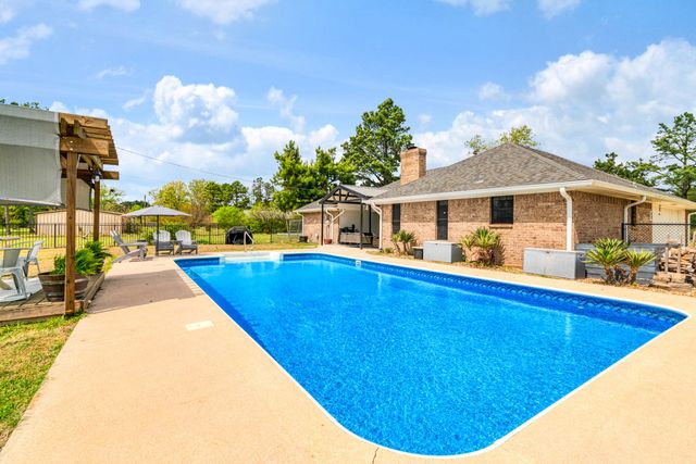 32 County Road 35940, Powderly, TX 75473