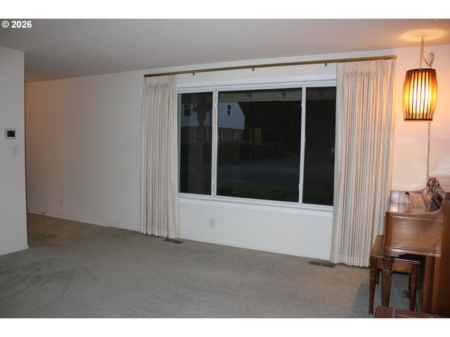 911 CUMMINGS Ln, Keizer, OR 97303
