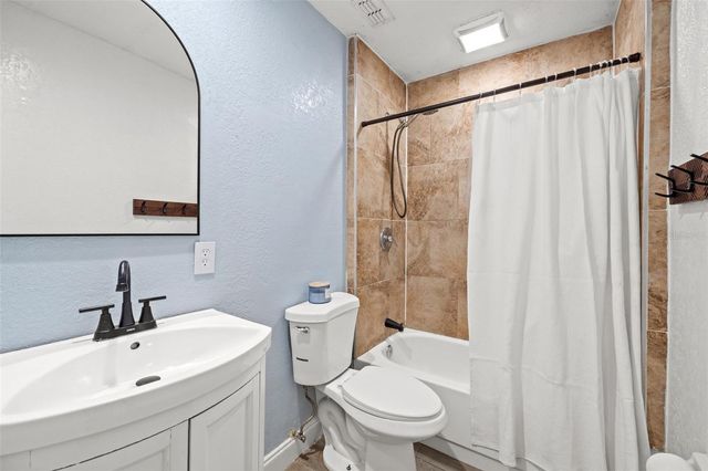 6802 CRESTHILL COURT, Tampa, FL 33615