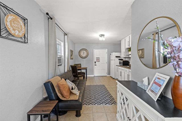 6802 CRESTHILL COURT, Tampa, FL 33615