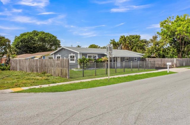 915 SW 3rd Street, Boynton Beach, FL 33435
