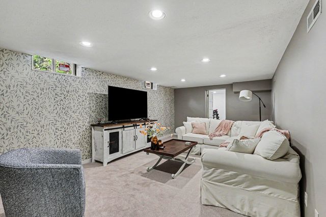 567 Central Avenue, Holland City, MI 49423