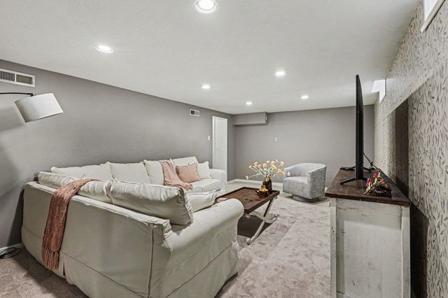 567 Central Avenue, Holland City, MI 49423
