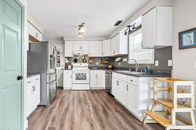 202 Man O War Dr, Oak Grove, KY 42262