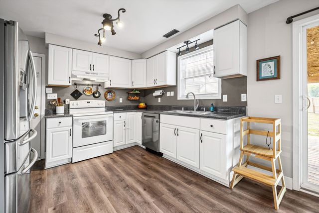 202 Man O War Dr, Oak Grove, KY 42262