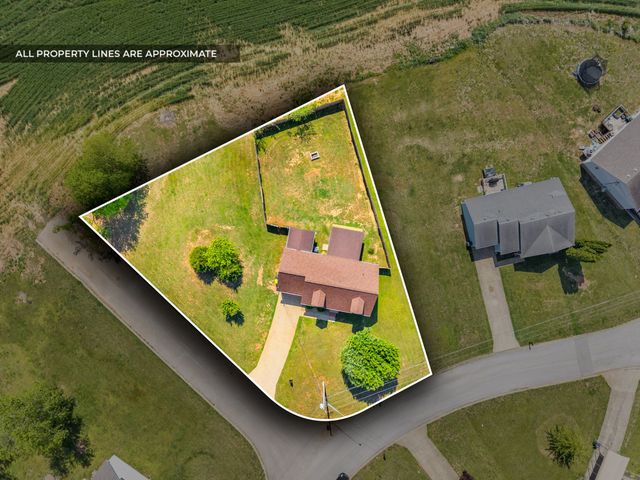 202 Man O War Dr, Oak Grove, KY 42262