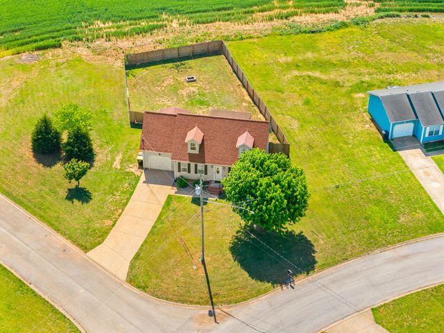202 Man O War Dr, Oak Grove, KY 42262