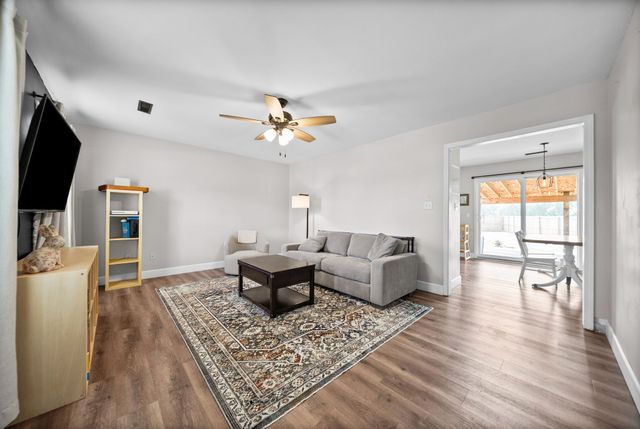 202 Man O War Dr, Oak Grove, KY 42262